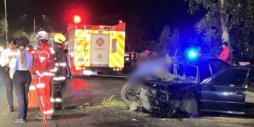 Conductor choca contra un árbol en Zapopan, Jalisco; hay un muerto