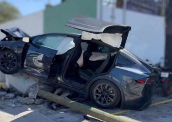 Destruye camioneta Tesla en Puebla