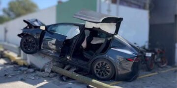 Destruye camioneta Tesla en Puebla