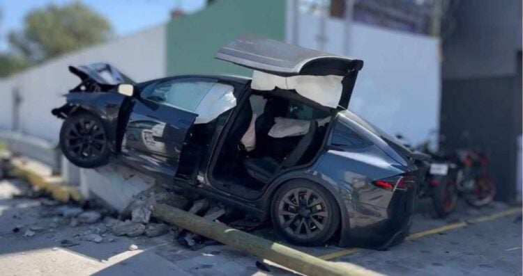Destruye camioneta Tesla en Puebla