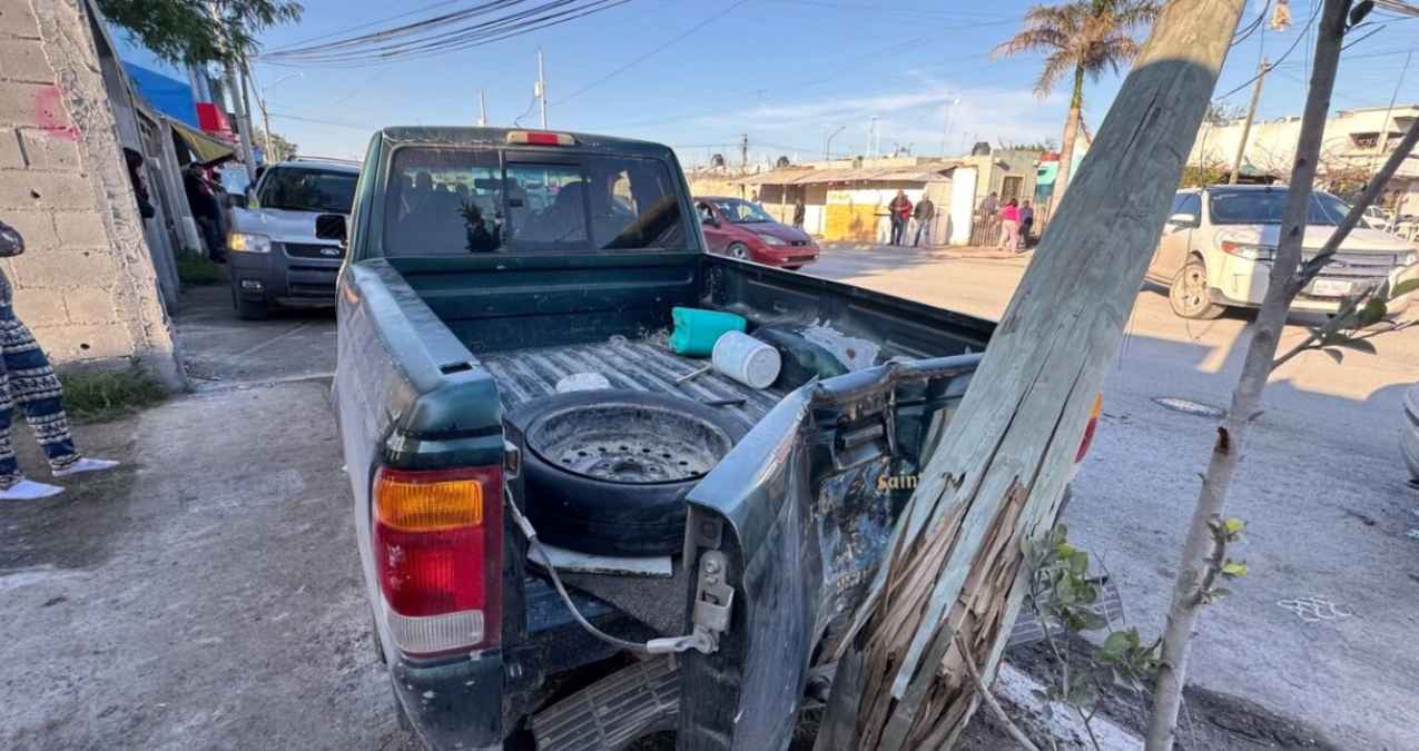 Conductor pierde el control y se impacta con poste en Matamoros