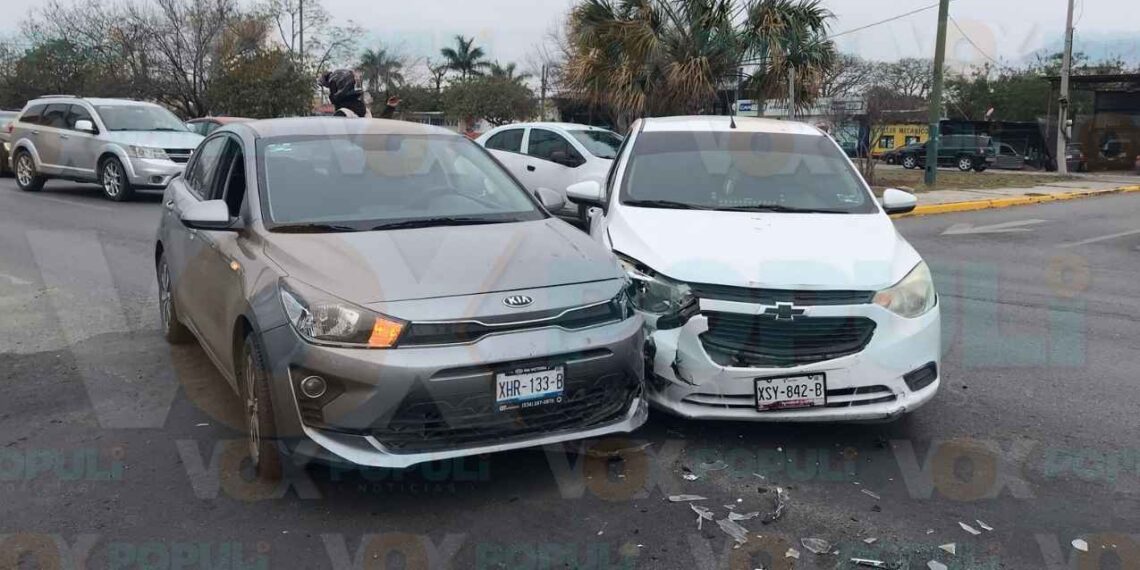 Conductor imprudente cierra el paso y causa accidente en Ciudad Victoria