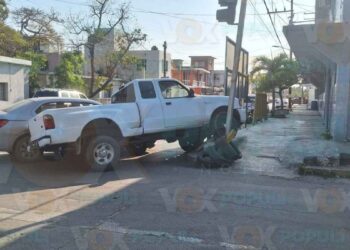 Conductor no respeta luz roja y provoca fuerte choque en Ciudad Madero