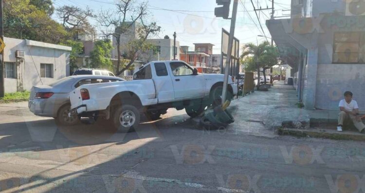 Conductor no respeta luz roja y provoca fuerte choque en Ciudad Madero