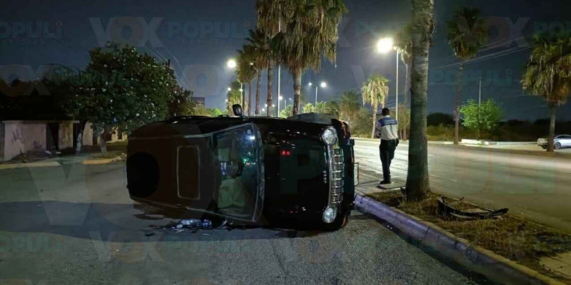 Conductor pierde el control, choca contra palmera y vuelca en Ciudad Victoria