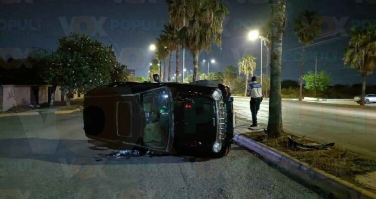 Conductor pierde el control, choca contra palmera y vuelca en Ciudad Victoria