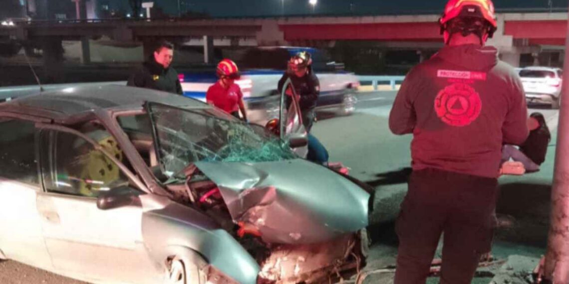 Conductor queda herido en Monterrey al perder el control y chocar contra un poste