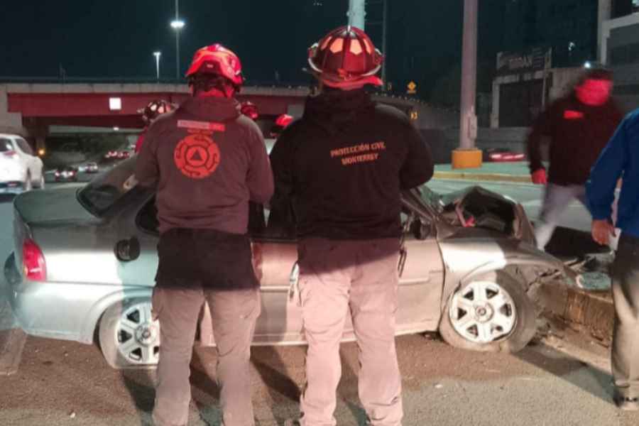 Conductor queda herido en Monterrey al perder el control y chocar contra un poste