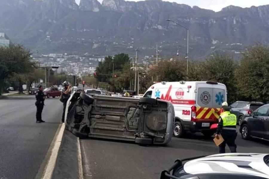 Conductor resulta herido tras volcar con su auto en la Avenida Gómez Morín en San Pedro, NL