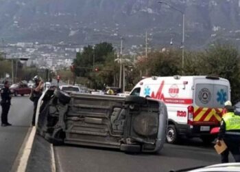 Conductor resulta herido tras volcar con su auto en la Avenida Gómez Morín en San Pedro, NL