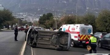 Conductor resulta herido tras volcar con su auto en la Avenida Gómez Morín en San Pedro, NL