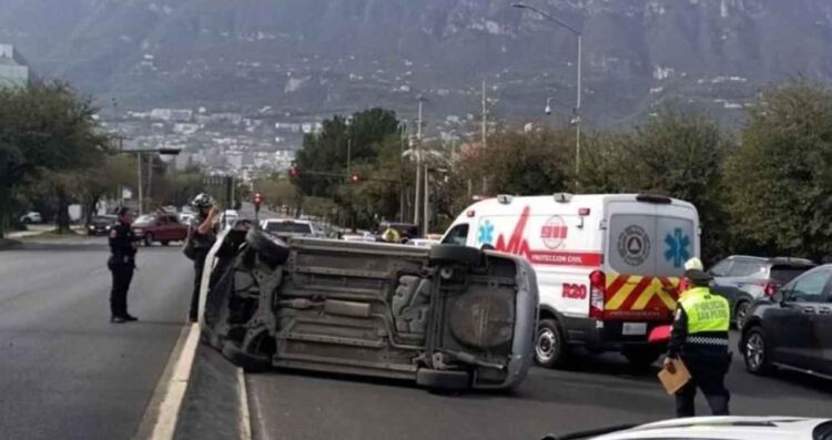 Conductor resulta herido tras volcar con su auto en la Avenida Gómez Morín en San Pedro, NL