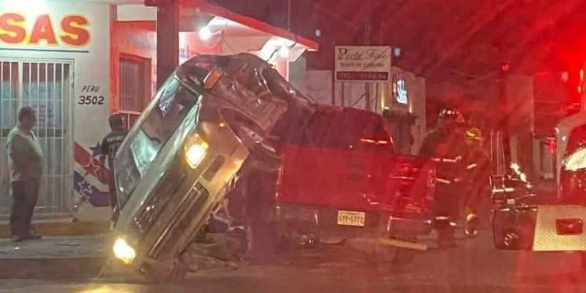 Conductor se distrae y causa fuerte choque en la avenida Álvaro Obregón de Nuevo Laredo, Tamaulipas