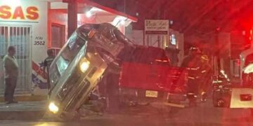 Conductor se distrae y causa fuerte choque en la avenida Álvaro Obregón de Nuevo Laredo, Tamaulipas