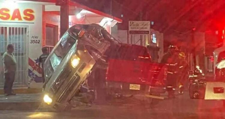 Conductor se distrae y causa fuerte choque en la avenida Álvaro Obregón de Nuevo Laredo, Tamaulipas