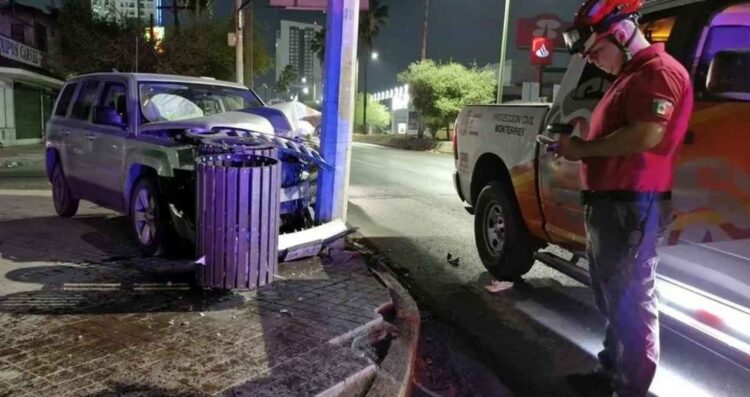 Conductor se estrella contra poste y huye en el Centro de Monterrey, NL
