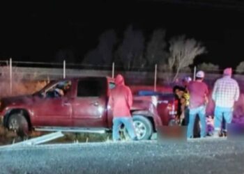 Conductor se impacta contra un tráiler en la carretera libre a Saltillo; hay un muerto y un herido