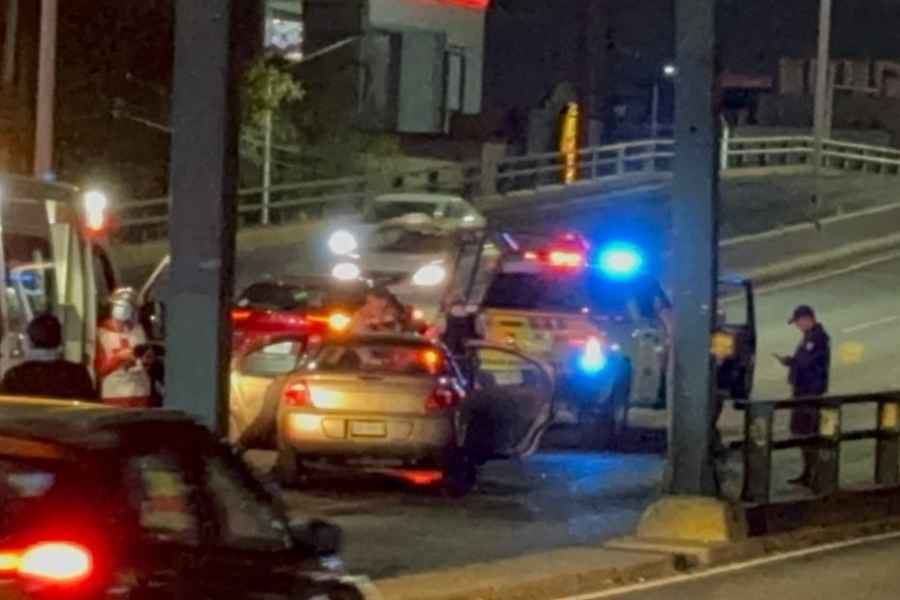 Conductor se impacta contra unidad de Tránsito de Monterrey en la Avenida Gonzalitos