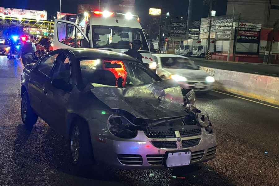 Conductor se impacta contra unidad de Tránsito de Monterrey en la Avenida Gonzalitos