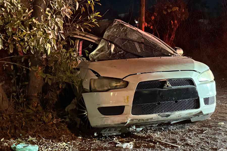 Conductor termina herido al derrapar e impactarse contra un árbol en Santa Catarina