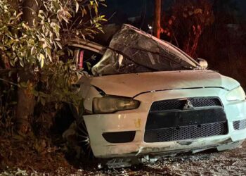 Conductor termina herido al derrapar e impactarse contra un árbol en Santa Catarina