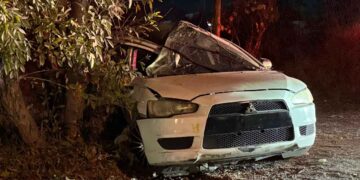 Conductor termina herido al derrapar e impactarse contra un árbol en Santa Catarina