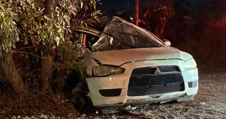 Conductor termina herido al derrapar e impactarse contra un árbol en Santa Catarina