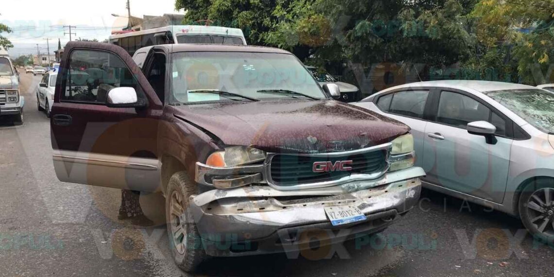 Conductora distraída choca contra microbús en Ciudad Victoria y resulta lesionada