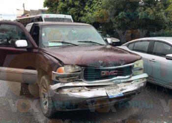 Conductora distraída choca contra microbús en Ciudad Victoria y resulta lesionada