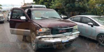 Conductora distraída choca contra microbús en Ciudad Victoria y resulta lesionada