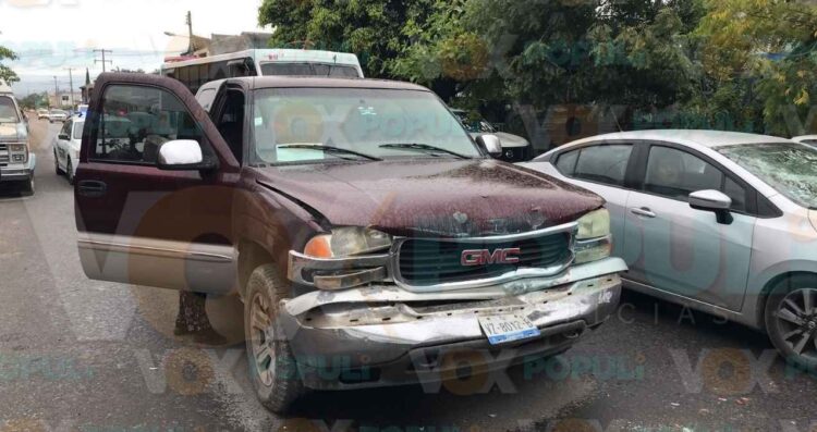 Conductora distraída choca contra microbús en Ciudad Victoria y resulta lesionada