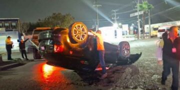 Conductora volcarse Nuevo Laredo