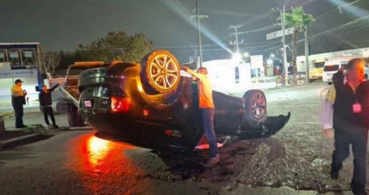 Conductora volcarse Nuevo Laredo