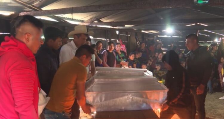 Detienen a autoridades comunitarias en Chiapas tras la muerte de niñas por comer pan envenenado