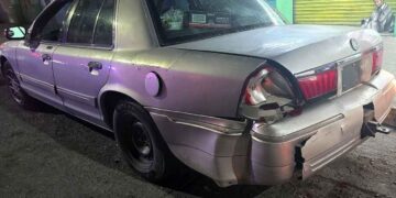 Detienen a conductora tras chocar contra un auto estacionado en Nuevo Laredo, Tamaulipas