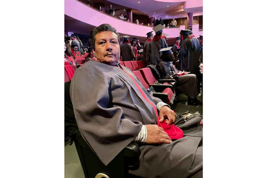 Él es Rogelio Dimas, quien se graduó de abogado a los 55 años de edad en la UAT
