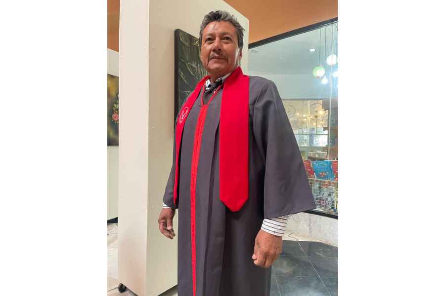 Él es Rogelio Dimas, quien se graduó de abogado a los 55 años de edad en la UAT