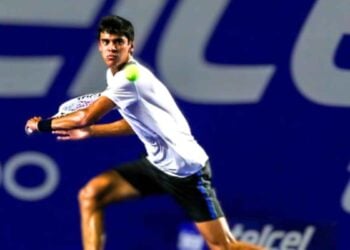 Aquí tienes la nota reescrita con un tono más conversacional, Rodrigo Pacheco ha aprovechado las inesperadas bajas en el Abierto Mexicano de Tenis para hacer historia. El joven mexicano, que debía enfrentar a Casper Ruud en los octavos de final, avanzó directamente a los cuartos de final tras la sorpresiva retirada del noruego. Un logro histórico para el tenis mexicano Con este pase, Pacheco se convirtió en el primer tenista mexicano en alcanzar los cuartos de final en Acapulco desde 1998. Además, es la primera vez que llega a esta instancia en un torneo ATP y, antes de este avance, ya había conseguido su primera victoria en el circuito tras vencer a Aleksandar Vukic. Si bien su camino a la siguiente ronda no fue el habitual, el hecho de estar en los cuartos de final representa un hito para el tenis mexicano y aviva la ilusión de ver a un campeón local en el futuro. Ruud y otras bajas inesperadas Casper Ruud no fue el único en abandonar el torneo. También Tommy Paul y Holger Rune se retiraron por problemas de salud. A pesar de estas ausencias, la competencia sigue su curso y la sorpresa domina el certamen en Acapulco. Te puede interesar: Mexicanos apoyaban a tenista argentino en Abierto de Acapulco 2025: Así respondió la afición VIDEO