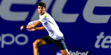 Aquí tienes la nota reescrita con un tono más conversacional, Rodrigo Pacheco ha aprovechado las inesperadas bajas en el Abierto Mexicano de Tenis para hacer historia. El joven mexicano, que debía enfrentar a Casper Ruud en los octavos de final, avanzó directamente a los cuartos de final tras la sorpresiva retirada del noruego. Un logro histórico para el tenis mexicano Con este pase, Pacheco se convirtió en el primer tenista mexicano en alcanzar los cuartos de final en Acapulco desde 1998. Además, es la primera vez que llega a esta instancia en un torneo ATP y, antes de este avance, ya había conseguido su primera victoria en el circuito tras vencer a Aleksandar Vukic. Si bien su camino a la siguiente ronda no fue el habitual, el hecho de estar en los cuartos de final representa un hito para el tenis mexicano y aviva la ilusión de ver a un campeón local en el futuro. Ruud y otras bajas inesperadas Casper Ruud no fue el único en abandonar el torneo. También Tommy Paul y Holger Rune se retiraron por problemas de salud. A pesar de estas ausencias, la competencia sigue su curso y la sorpresa domina el certamen en Acapulco. Te puede interesar: Mexicanos apoyaban a tenista argentino en Abierto de Acapulco 2025: Así respondió la afición VIDEO