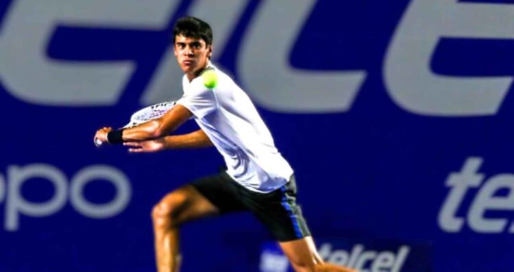 Aquí tienes la nota reescrita con un tono más conversacional, Rodrigo Pacheco ha aprovechado las inesperadas bajas en el Abierto Mexicano de Tenis para hacer historia. El joven mexicano, que debía enfrentar a Casper Ruud en los octavos de final, avanzó directamente a los cuartos de final tras la sorpresiva retirada del noruego. Un logro histórico para el tenis mexicano Con este pase, Pacheco se convirtió en el primer tenista mexicano en alcanzar los cuartos de final en Acapulco desde 1998. Además, es la primera vez que llega a esta instancia en un torneo ATP y, antes de este avance, ya había conseguido su primera victoria en el circuito tras vencer a Aleksandar Vukic. Si bien su camino a la siguiente ronda no fue el habitual, el hecho de estar en los cuartos de final representa un hito para el tenis mexicano y aviva la ilusión de ver a un campeón local en el futuro. Ruud y otras bajas inesperadas Casper Ruud no fue el único en abandonar el torneo. También Tommy Paul y Holger Rune se retiraron por problemas de salud. A pesar de estas ausencias, la competencia sigue su curso y la sorpresa domina el certamen en Acapulco. Te puede interesar: Mexicanos apoyaban a tenista argentino en Abierto de Acapulco 2025: Así respondió la afición VIDEO
