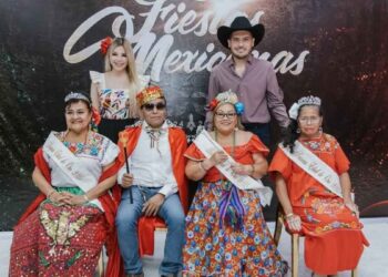 En el marco de las Fiestas Mexicanas, alcalde de Matamoros, Alberto Granados corona a la reina de la Casa del Adulto Mayor