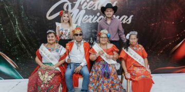 En el marco de las Fiestas Mexicanas, alcalde de Matamoros, Alberto Granados corona a la reina de la Casa del Adulto Mayor