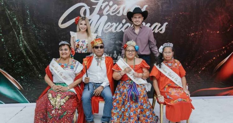 En el marco de las Fiestas Mexicanas, alcalde de Matamoros, Alberto Granados corona a la reina de la Casa del Adulto Mayor