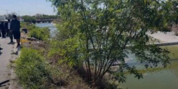 Encuentran cuerpo de mujer flotando en canal de Reynosa  A las 11:00 horas, una persona que pasaba por el lugar alertó a las autoridades sobre la presencia del cadáver, que estaba atrapado entre la basura acumulada en el caudal. Cuando llegaron al lugar, familiares de la mujer confirmaron que se trataba de una persona que había desaparecido desde la tarde del sábado. La mujer, que parecía tener entre 25 y 30 años, había salido de su casa, ubicada a pocos metros del canal, en la colonia Del Bosque. Al sitio acudieron rápidamente Protección Civil, Bomberos, la Guardia Estatal, la Policía Investigadora y brigadistas, para rescatar el cuerpo y recoger evidencia. Sacan el cuerpo de una mujer en canal de Reynosa  Los peritos forenses confirmaron que la mujer vestía un vestido negro, ropa interior y guaraches plateados. No presentaba signos visibles de violencia, y se determinó que su muerte ocurrió al menos 12 horas antes de su localización. Un hombre que se identificó como su esposo y otro familiar llegaron al lugar, asegurando que la mujer había desaparecido el sábado por la tarde. Sin embargo, las autoridades no han determinado si su muerte fue un crimen. Se baraja la posibilidad de que la mujer haya caído al canal y se haya ahogado. Las investigaciones siguen para determinar las causas de la muerte. Te puede interesar: Día de San Valentín eleva la demanda en los moteles de Reynosa