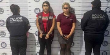 Estafadoras en Nezahualcóyotl usaban chalecos falsos de Morena para robar tarjetas a adultos mayores
