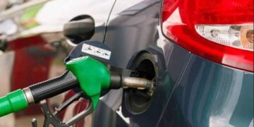 La Procuraduría Federal del Consumidor (Profeco) ha identificado un grupo de gasolineras en Nuevo León que están vendiendo gasolina a precios muy altos, y lo dio a conocer a través de un estudio. En la zona metropolitana de Monterrey, se detectaron 37 estaciones que tienen precios elevados. Durante la conferencia de prensa de la presidenta Claudia Sheinbaum, Iván Escalante, el titular de la Profeco, presentó un mapa a detalle. En él señaló a 37 de estas gasolineras pertenecen a las marcas BP (2), Petro-7 (4) y Oxxo Gas (31). Los precios del litro de gasolina regular en estas estaciones oscilan entre los 55.99 y 26.50 pesos, con márgenes de ganancia de entre 4.37 y 5.16 pesos. Escalante comentó: "El caso Nuevo León es muy representativo sobre los precios del combustible. Aquí en Pemex está la terminal de despacho de Cadereyta, de esta al centro de Monterrey hay 40 kilómetros, y sacamos una muestra de 56 gasolineras que venden más caro y otras que venden con precios justos." Señala Profecto gasolineras "careras" de Nuevo León Según el titular de la Profeco, la mayoría de estas gasolineras están ubicadas cerca de la terminal de Cadereyta, lo que hace que no haya justificación para los precios elevados. "No debería haber estaciones de gasolina que sobrepasen los 24 pesos, menos teniendo en cuenta que una de las estaciones que vende más barato está justamente en Cadereyta Jiménez", explicó Escalante. En el marco del Operativo “No Cargues Aquí”, la Profeco informó que ha colocado lonas en cuatro estaciones de la zona conurbada de Monterrey. Esto por vender gasolina a precios más altos. Las estaciones señaladas son: Gasolinera Petro Seven | Centro de San Pedro Garza García Gasolinera Petro Seven | Colonia Fuentes del Valle, San Pedro Garza García Gasolinera Pémex | Autopista Saltillo-Monterrey, dirección Saltillo, Ejido Guadalupe, García Gasolinera Pemex | Autopista Saltillo-Monterrey, dirección Monterrey, Ejido Guadalupe, García Escalante concluyó: “Esta información es para las personas consumidoras que viven en Monterrey, para que sepan dónde cargar gasolina y dónde no”. Te puede interesar: Medio Ambiente frena obra no autorizada en La Huasteca, Santa Catarina, NL