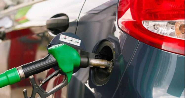 La Procuraduría Federal del Consumidor (Profeco) ha identificado un grupo de gasolineras en Nuevo León que están vendiendo gasolina a precios muy altos, y lo dio a conocer a través de un estudio. En la zona metropolitana de Monterrey, se detectaron 37 estaciones que tienen precios elevados. Durante la conferencia de prensa de la presidenta Claudia Sheinbaum, Iván Escalante, el titular de la Profeco, presentó un mapa a detalle. En él señaló a 37 de estas gasolineras pertenecen a las marcas BP (2), Petro-7 (4) y Oxxo Gas (31). Los precios del litro de gasolina regular en estas estaciones oscilan entre los 55.99 y 26.50 pesos, con márgenes de ganancia de entre 4.37 y 5.16 pesos. Escalante comentó: "El caso Nuevo León es muy representativo sobre los precios del combustible. Aquí en Pemex está la terminal de despacho de Cadereyta, de esta al centro de Monterrey hay 40 kilómetros, y sacamos una muestra de 56 gasolineras que venden más caro y otras que venden con precios justos." Señala Profecto gasolineras "careras" de Nuevo León Según el titular de la Profeco, la mayoría de estas gasolineras están ubicadas cerca de la terminal de Cadereyta, lo que hace que no haya justificación para los precios elevados. "No debería haber estaciones de gasolina que sobrepasen los 24 pesos, menos teniendo en cuenta que una de las estaciones que vende más barato está justamente en Cadereyta Jiménez", explicó Escalante. En el marco del Operativo “No Cargues Aquí”, la Profeco informó que ha colocado lonas en cuatro estaciones de la zona conurbada de Monterrey. Esto por vender gasolina a precios más altos. Las estaciones señaladas son: Gasolinera Petro Seven | Centro de San Pedro Garza García Gasolinera Petro Seven | Colonia Fuentes del Valle, San Pedro Garza García Gasolinera Pémex | Autopista Saltillo-Monterrey, dirección Saltillo, Ejido Guadalupe, García Gasolinera Pemex | Autopista Saltillo-Monterrey, dirección Monterrey, Ejido Guadalupe, García Escalante concluyó: “Esta información es para las personas consumidoras que viven en Monterrey, para que sepan dónde cargar gasolina y dónde no”. Te puede interesar: Medio Ambiente frena obra no autorizada en La Huasteca, Santa Catarina, NL