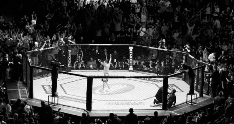 Este es el talento latinoamericano de la UFC 2025 Ese evento incluyó las finales de la primera edición de The Ultimate Fighter Latinoamérica, marcando el inicio de un nuevo capítulo para los peleadores latinos en la promoción. Hoy, en 2025, los frutos de ese primer año de desarrollo para luchadores latinos son evidentes. La Contender Series de 2024, por ejemplo, otorgó contratos a peleadores de Argentina, México, Venezuela y Cuba, quienes se esperan debuten en los primeros meses de este año. Además, el regreso a la Ciudad de México el pasado mes de febrero y la histórica Noche UFC en The Sphere de Las Vegas fueron los escenarios perfectos para mostrar el crecimiento del talento hispanoamericano. Talento latinoamericano en la UFC 2025 Actualmente, 43 peleadores nacidos en Latinoamérica de habla hispana tienen contrato vigente con UFC. Esto no incluye a aquellos luchadores nacidos en Estados Unidos que representan a sus países de origen. Como es el caso de Raúl Rosas Jr. (México), Kelvin Gastelum (México), Brian Ortega (México), Jonathan Martínez (México y El Salvador), Rob Font (Puerto Rico), Chris Gutiérrez (Guatemala y Colombia) y Julianna Peña (Venezuela), entre otros. Aquí te dejamos una lista actualizada a enero de 2025 de los peleadores nacidos en Latinoamérica de habla hispana que están activos en UFC: Argentina Ailín Pérez Esteban Ribovics Santiago Ponzinibbio Francisco Prado Kevin Vallejos* Bolivia José Medina Chile Ignacio Bahamondes Cuba Yadier Del Valle* Ecuador Michael Morales Marlon 'Chito' Vera Carlos Vera México Irene Aldana Jesús Aguilar Édgar Chairez Montserrat Conejo Lupita Godínez Rafa García Alexa Grasso Yazmín Jáuregui Mely Martínez David Martínez* Brandon Moreno Fernando Padilla Manuel Torres Cristian Quiñonez Yair Rodríguez Luis Ronaldo Rodríguez Roberto Romero Montserrat Rendón Daniel Zellhuber Panamá Joselyne Edwards Perú Daniel Marcos Gastón Bolaños Claudio Puelles Rolando Bedoya Kevin Borjas José Ochoa República Dominicana Waldo Cortés-Acosta Venezuela Yuneisy Dubén* Verónica Macedo Alberto Montes* Piera Rodríguez Erik Silva El talento latinoamericano sigue creciendo en la UFC, con más y más luchadores de habla hispana que siguen abriéndose camino en la promotora más importante del mundo. Te puede interesar: Jared Cannonier vence a Gregory Rodrigues: UFC Vegas 102