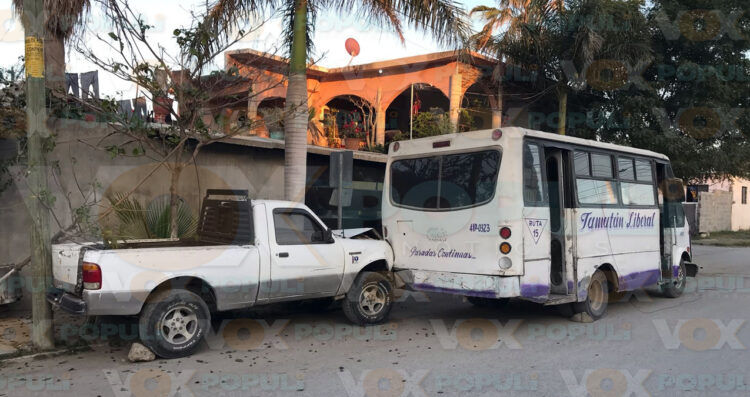 Falla en frenos de microbús provoca accidente en la colonia Moderna de Ciudad Victoria