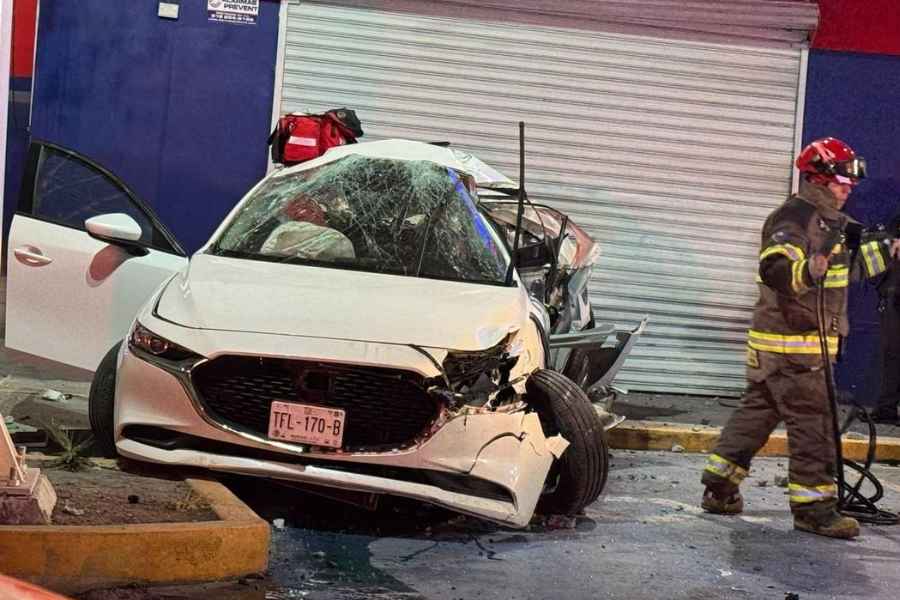 Fuerte choque en la avenida Venustiano Carranza de Monterrey deja dos lesionados 